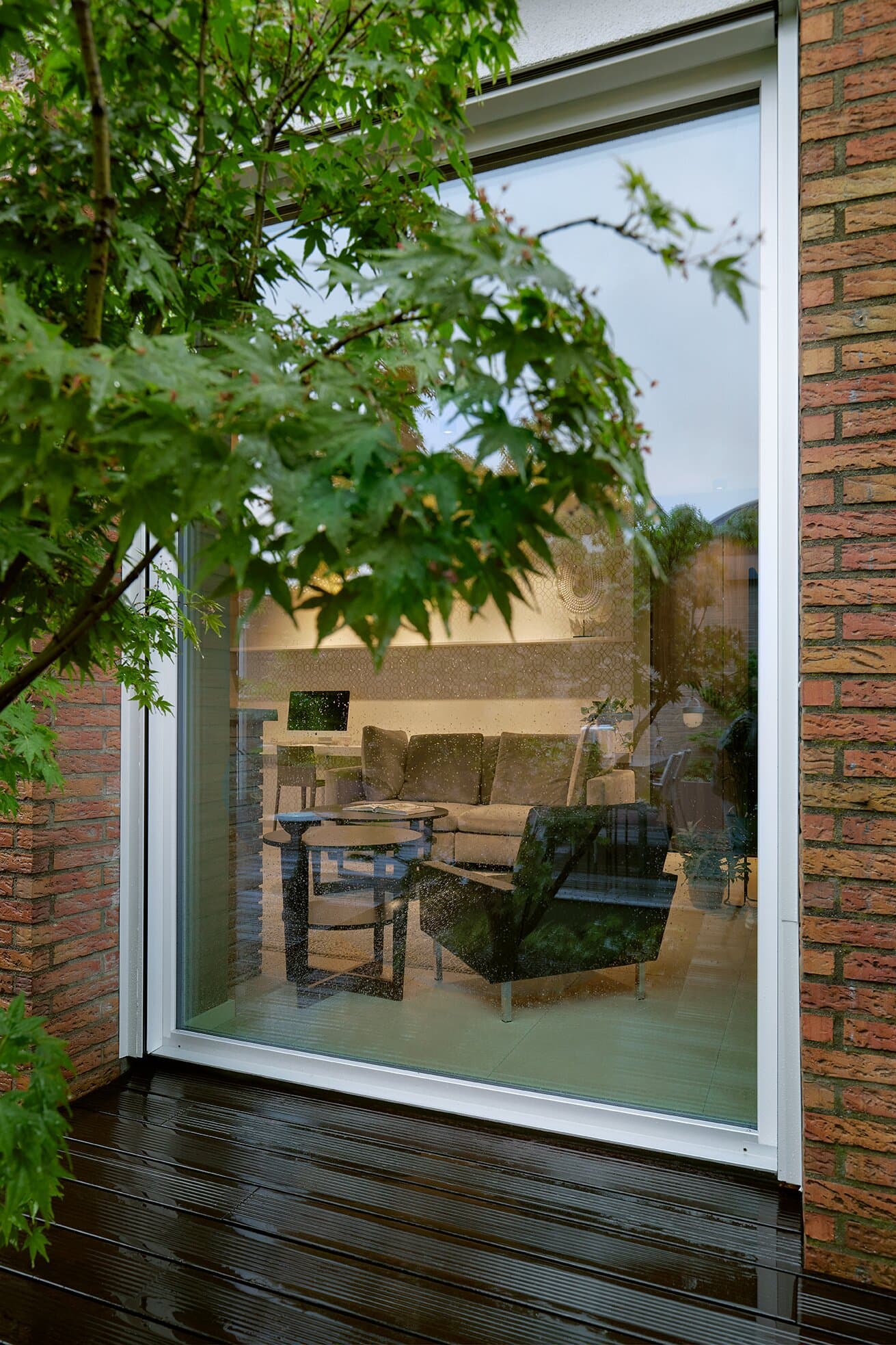 Bodentiefe Fenster zum Innenhof mit Blick ins Wohnzimmer
